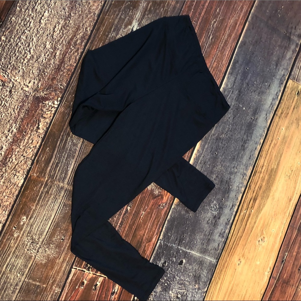🔴 NWOT Classic Navy, high waisted soft leggings